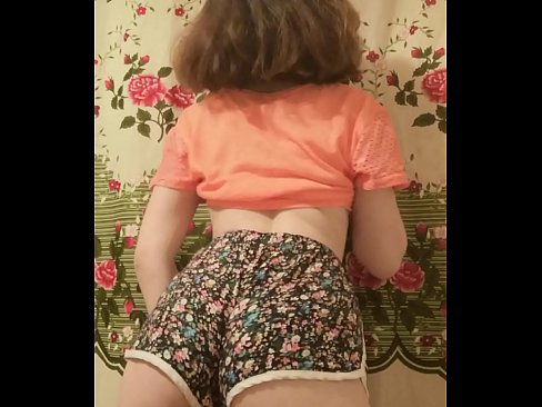 ❤️ سيڪسي نوجوان بيبي پنهنجي شارٽس کي ڪئميرا تي هٽائيندي